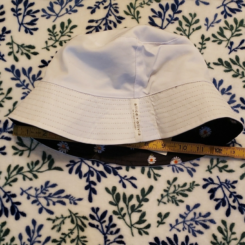 Alice + Olivia Black Floral Duffle Bag and Bucket Hat Set - Picture 10 of 13